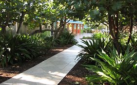 Colony Hotel And Cabana Club